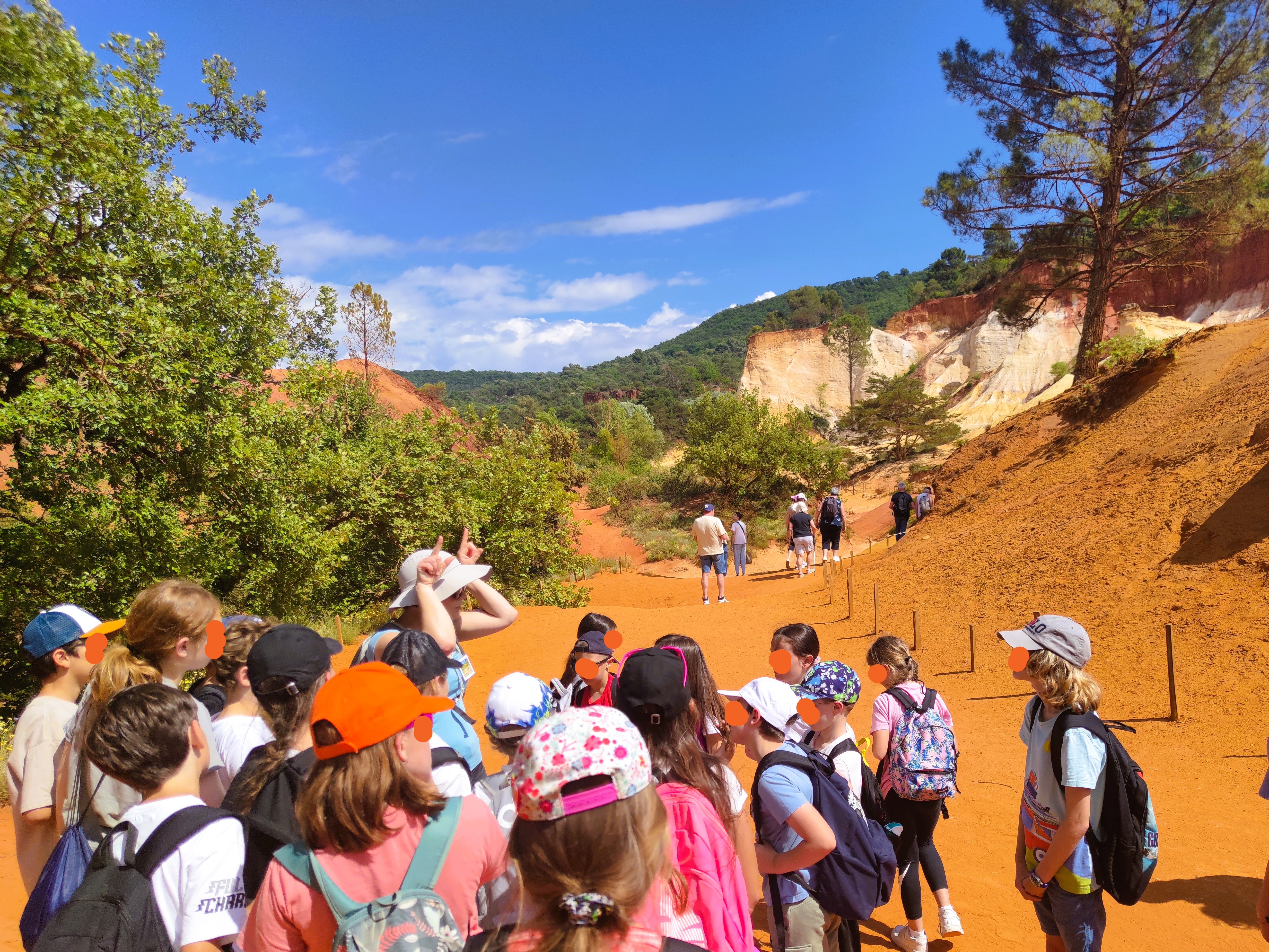Visite guidée du colorado provençal à Rustrel pour les écoles. Delphine