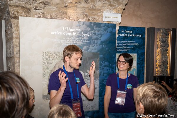 Alexandre Pottier and Delphine Hubert sharing knowledge with a family in Provence