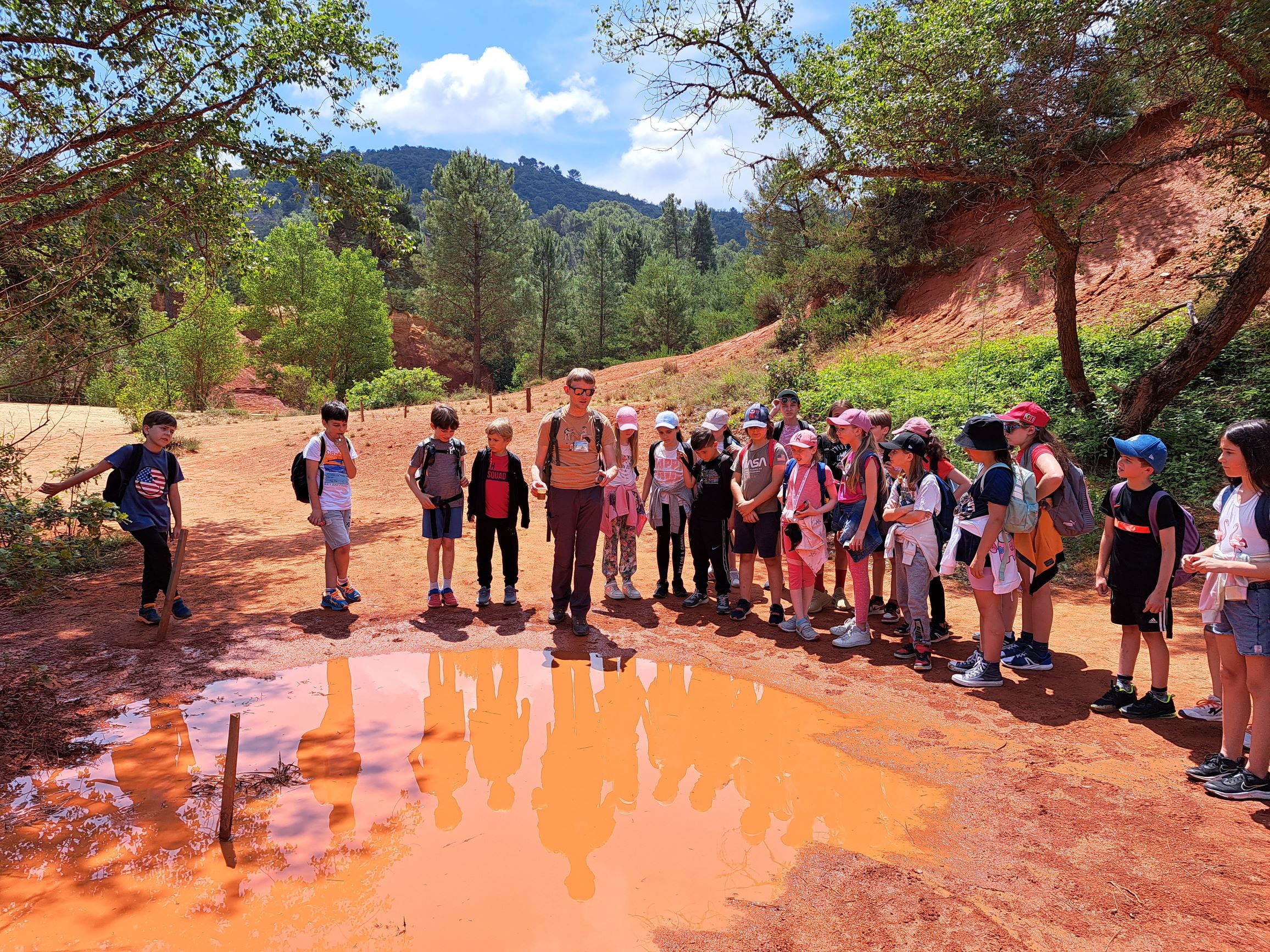 Visite guidée du colorado provençal à Rustrel pour les écoles.