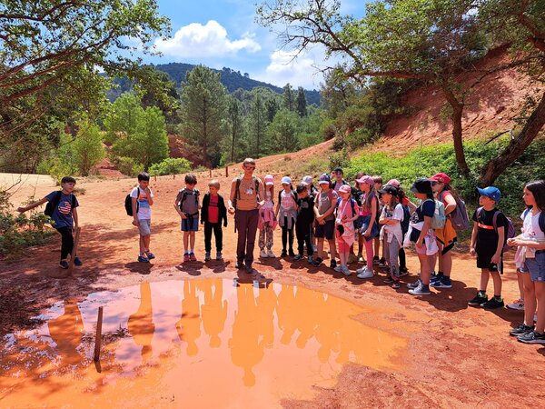 Visite guidée du colorado provençal à Rustrel pour les écoles. Alexandre