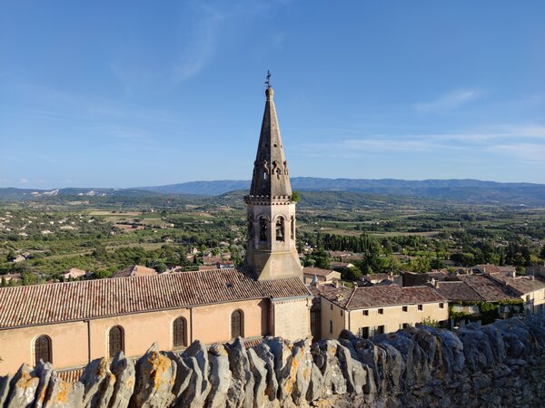 Eglise de Saint-Saturnin-lès-Apt devant le Luberon